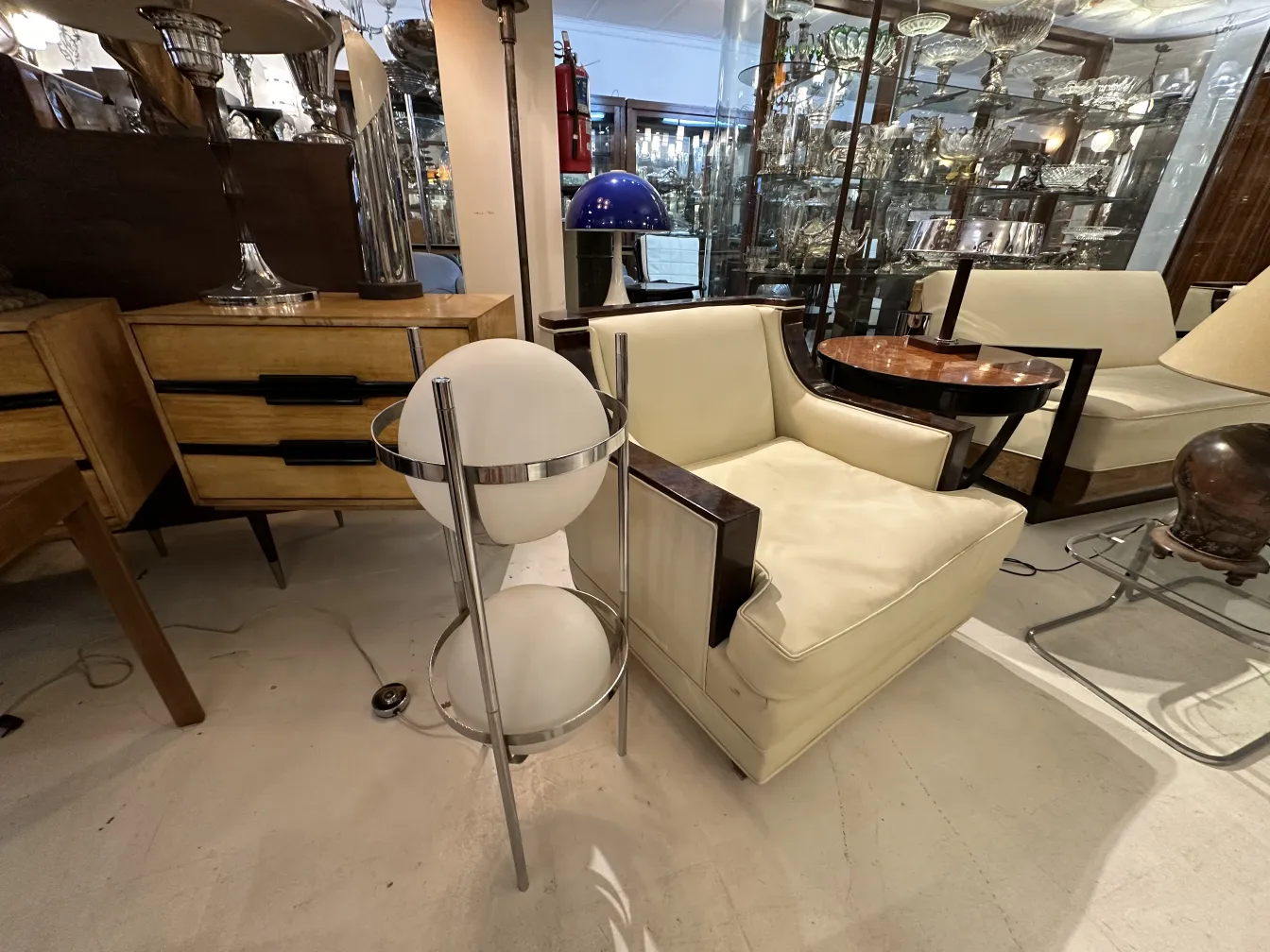 Luminária de pé antiga com design moderno e esferas brancas, em um ambiente elegante.