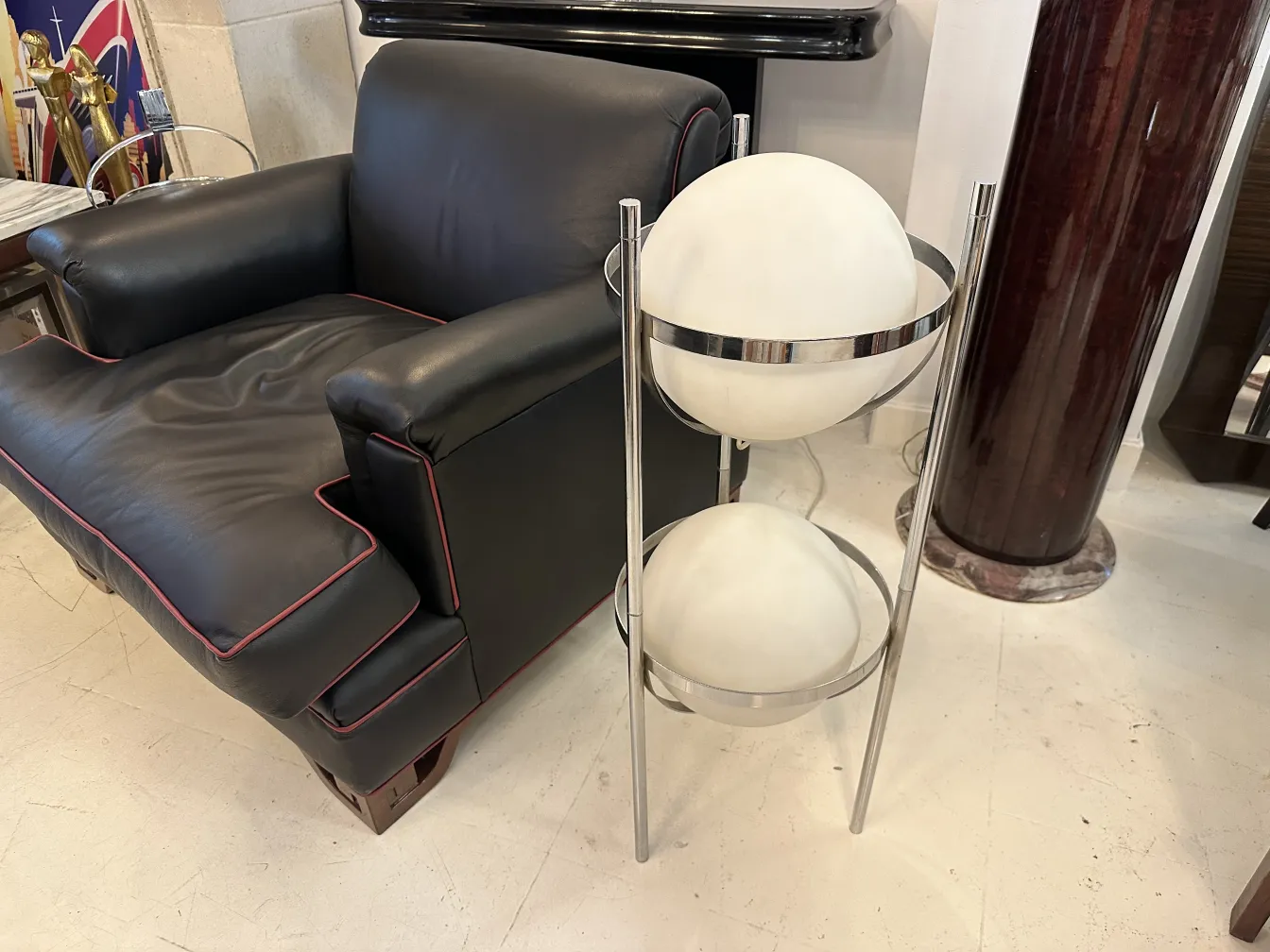 古老的落地灯，带有两个优雅支架的白色球体。