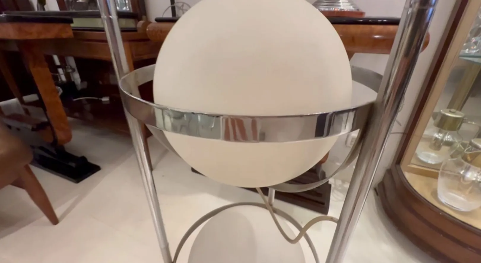 مصباح أرضي قديم بتصميم مداري، في بيئة كلاسيكية.