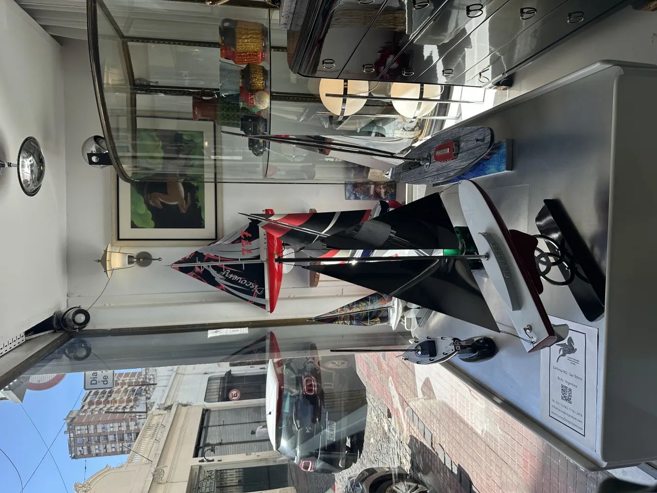 带有装饰细节的古董落地灯在商店中，四周被各种物品包围。