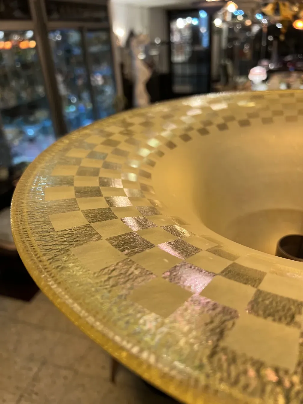 lampada da terra antica con dettagli decorativi sulla lampada, in un ambiente accogliente