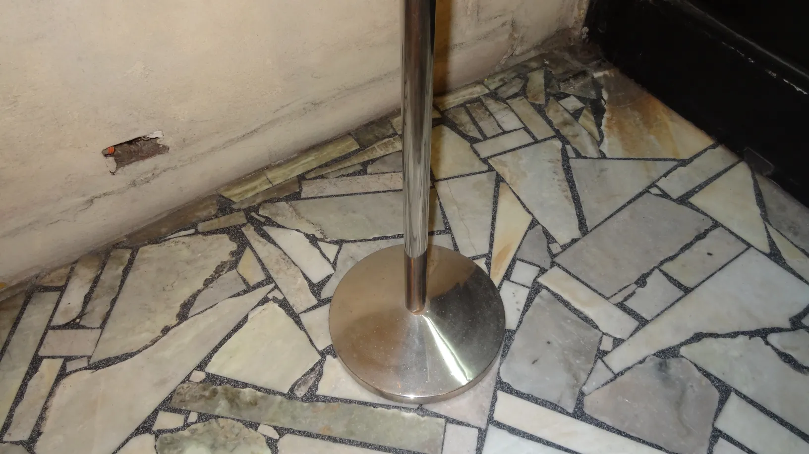 Torchiere ancienne dans un cadre classique avec des détails décoratifs