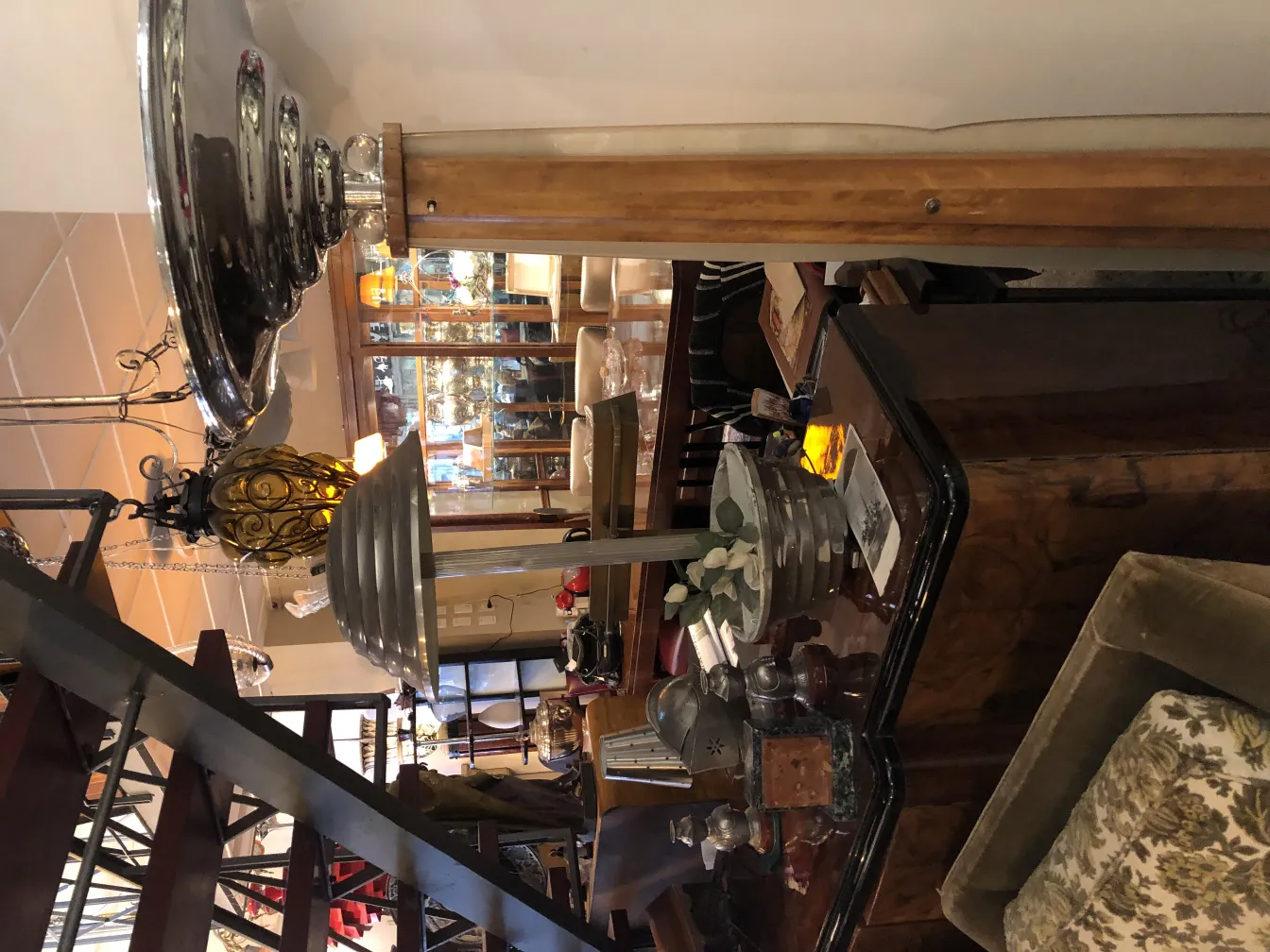 여러 레벨과 우아한 디자인을 가진 고전적인 플로어 램프