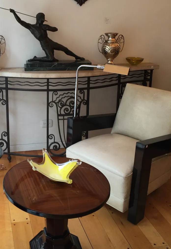 Torchiere antique avec lumière réglable dans un cadre élégant.