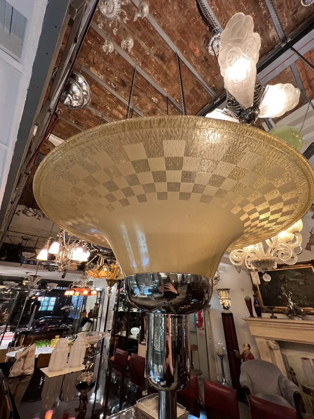 lampe de sol antique WMF avec abat-jour décoratif et base élégante, ambiance chaleureuse