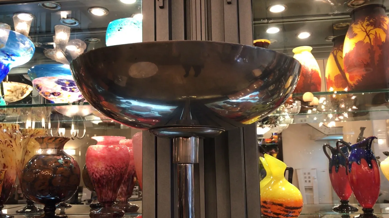 Lampada da terra antica con base elegante e dettagli decorativi