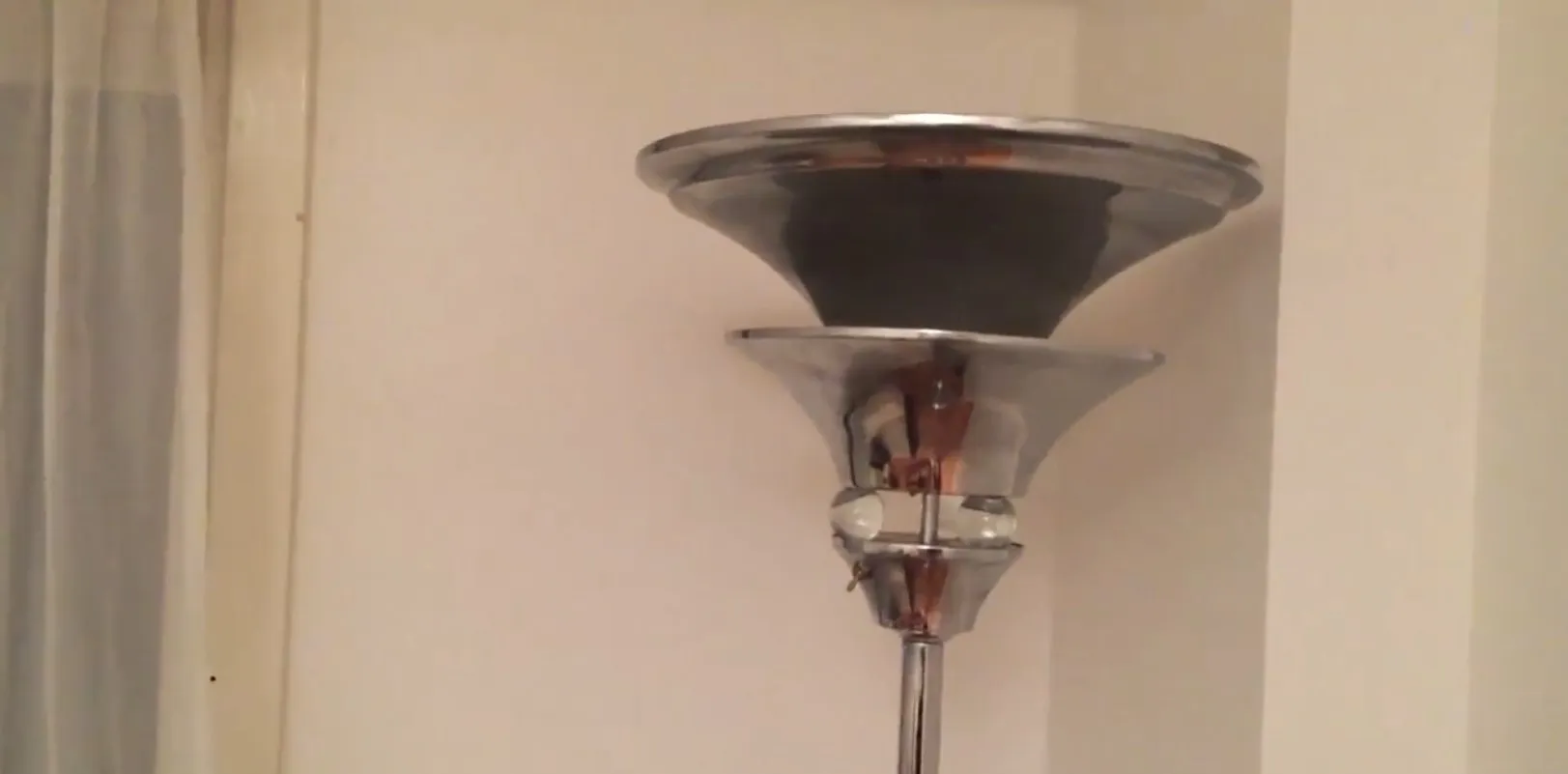 Lámpara de pie antigua con diseño elegante y contemporáneo, ideal para el hogar.