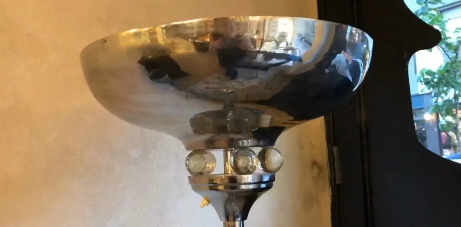 مصباح أرضي قديم بتصميم كلاسيكي، مثالي للجو.