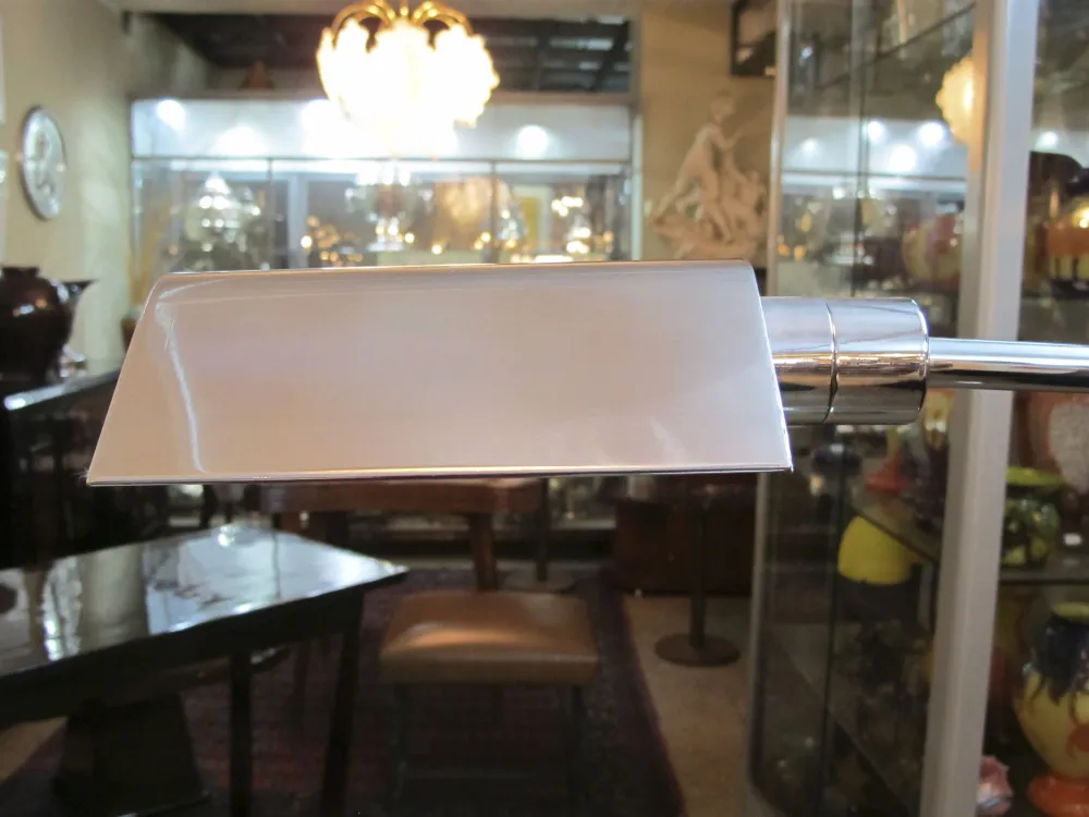 Luminária de pé antiga com design elegante em um ambiente acolhedor