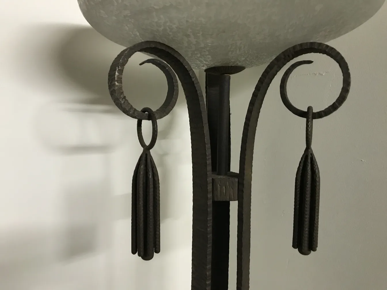 Lampada da terra antica con elementi decorativi e finitura elegante in un ambiente moderno.