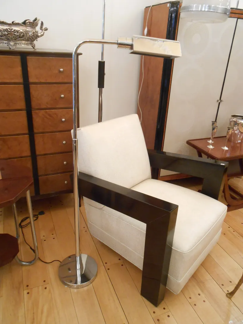 古老的落地灯具，具有现代优雅设计；