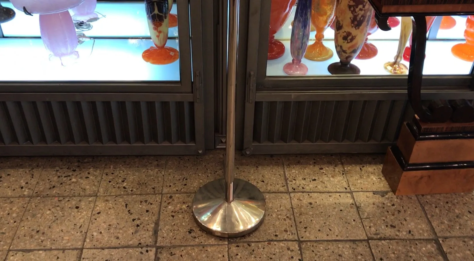 古いフロアランプと光沢のあるベースの装飾的な設定