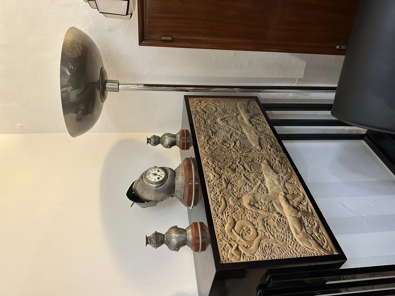 Lampada da terra antica con parabola curva in un ambiente.