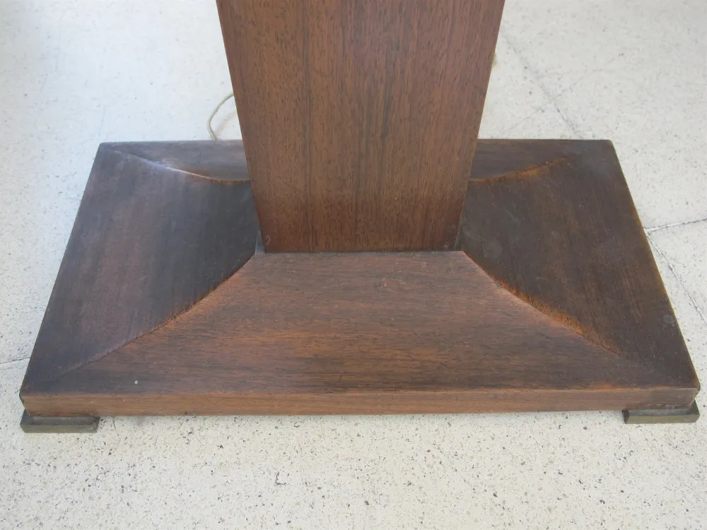 Basis einer antiken Stehleuchte mit elegantem Design in einer neutralen Umgebung.