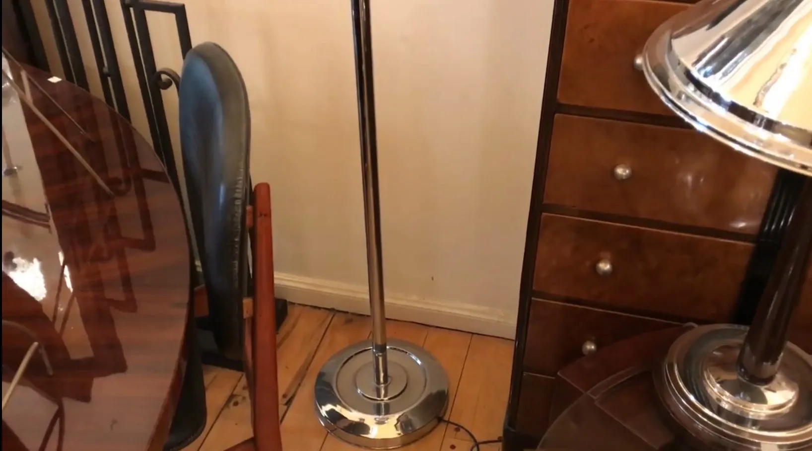 Lampada da terra antica lucente in un ambiente accogliente.