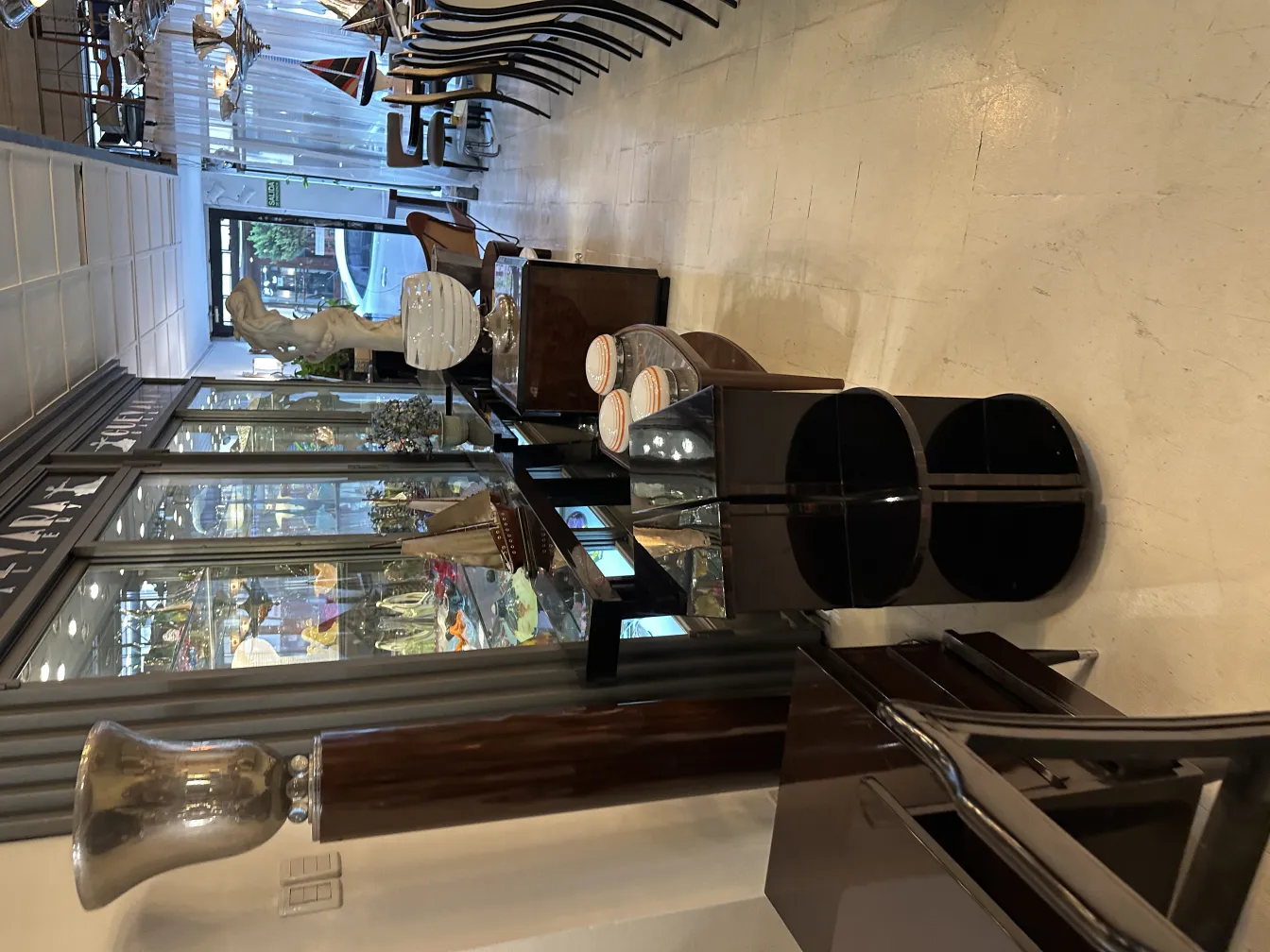 Lampada da terra antica con design elegante in un ambiente sofisticato