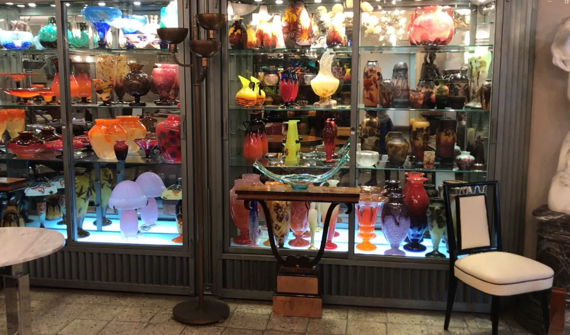 Lámpara de pie antigua en un ambiente decorativo con jarrones de colores