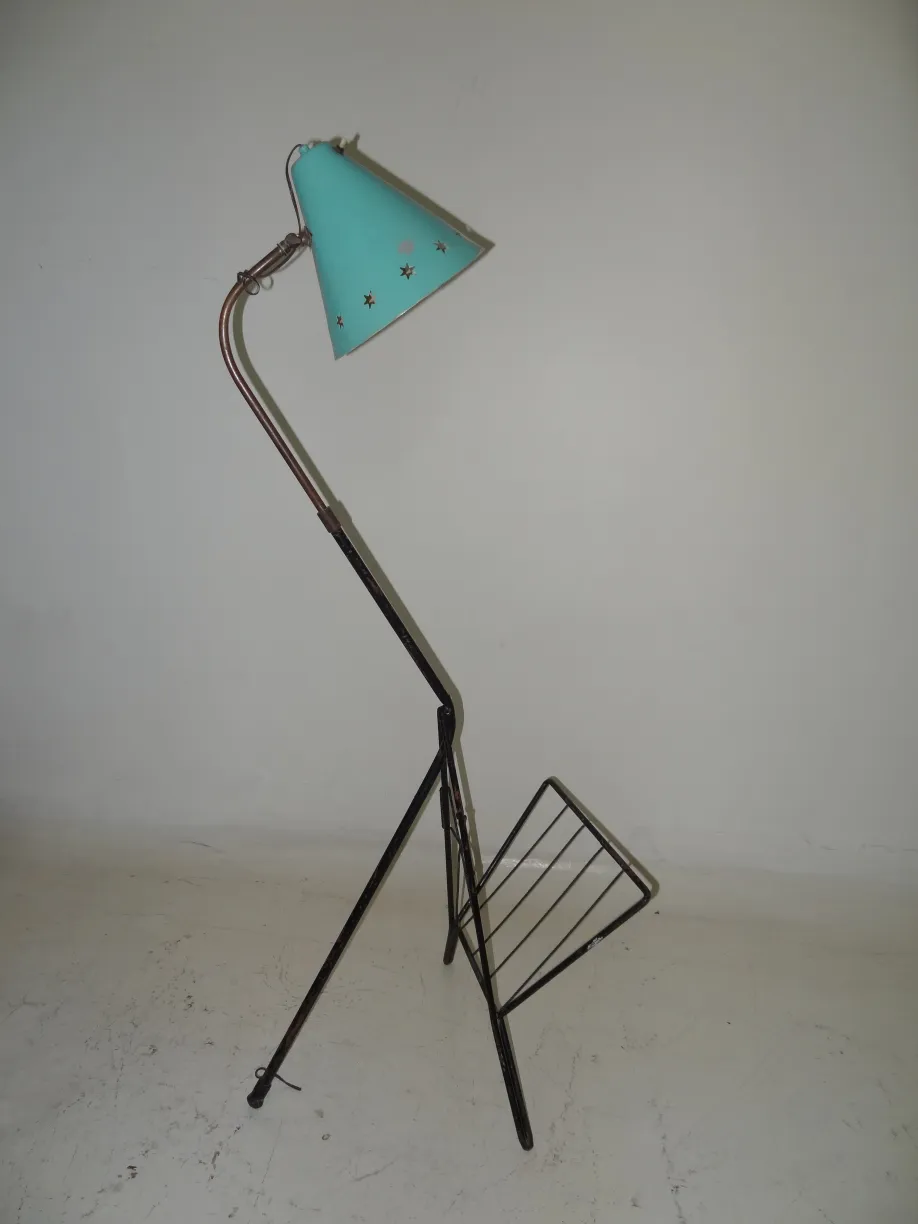 Старинный торшер с синей абажуром и полкой