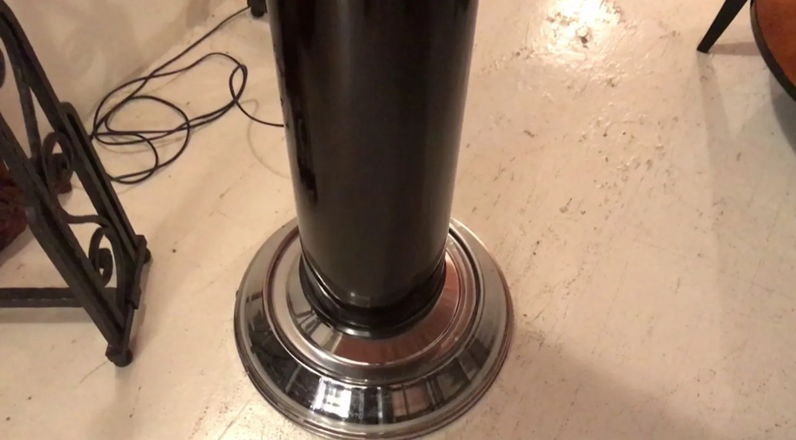 Luminária de pé antiga com base elegante em um ambiente acolhedor.