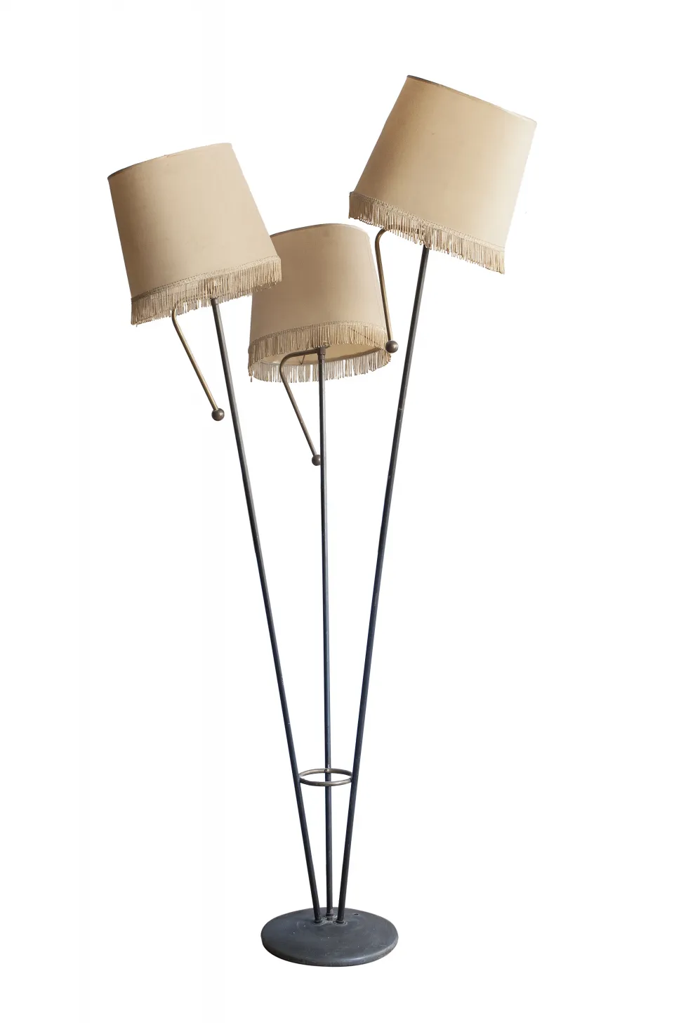 Lámpara de pie antigua Jean Royère con tres pantallas beige, ambiente acogedor.