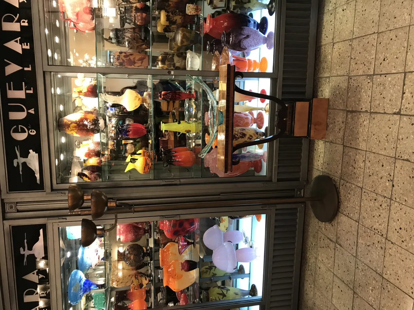 Luminária de pé antiga com duas luzes, elegante em um ambiente antigo.