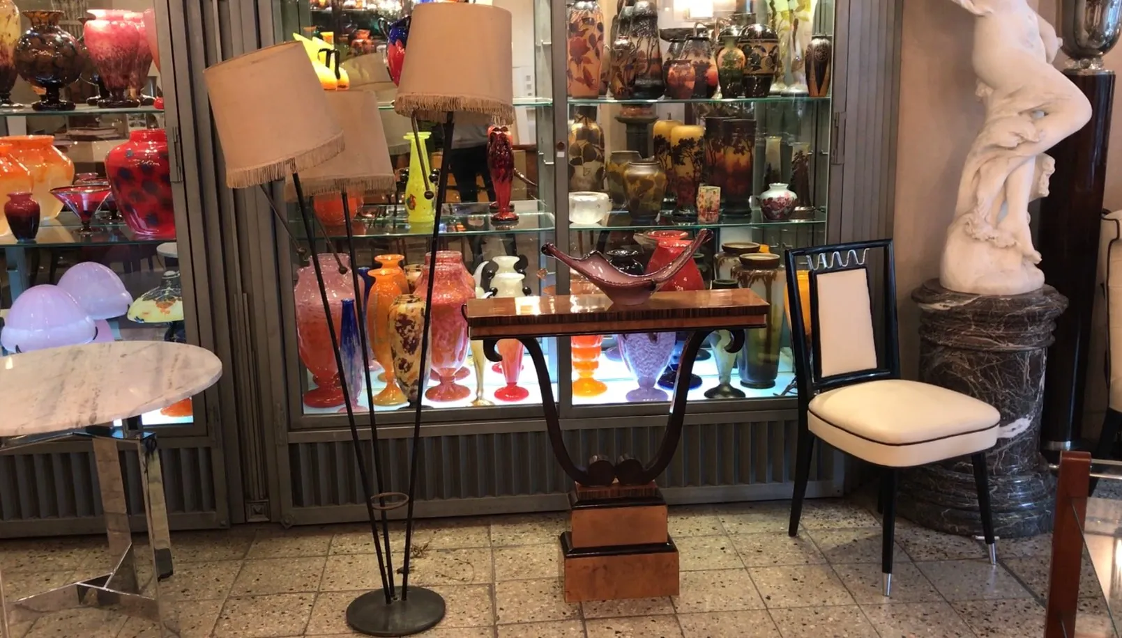 Luminária de pé antiga com abajur em ambiente vintage