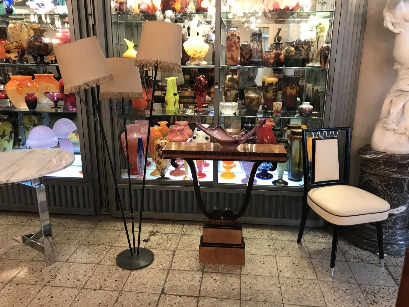 三本脚の古いフロアランプが装飾的な設定に