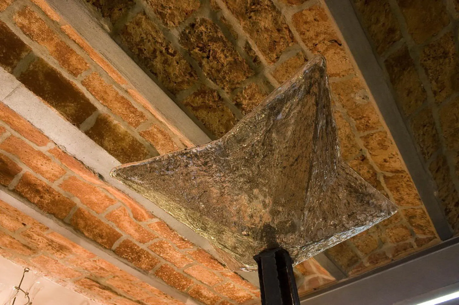 luminária de pé antiga com luz suave e cúpula ampla em ambiente aconchegante