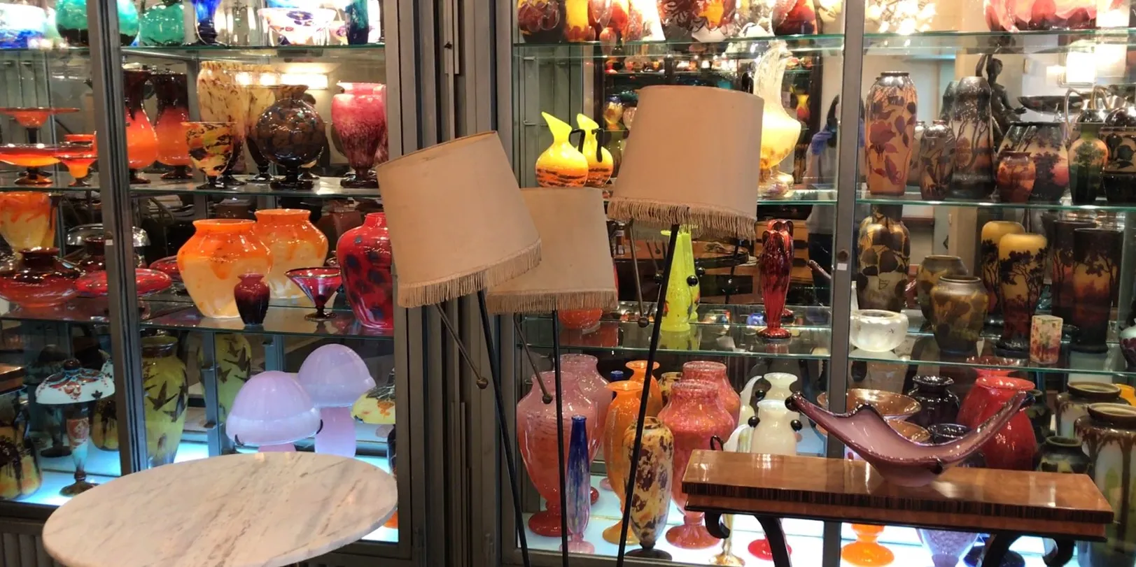 고전적인 플로어 램프 밝은 쉐이드가 있는 골동품 환경