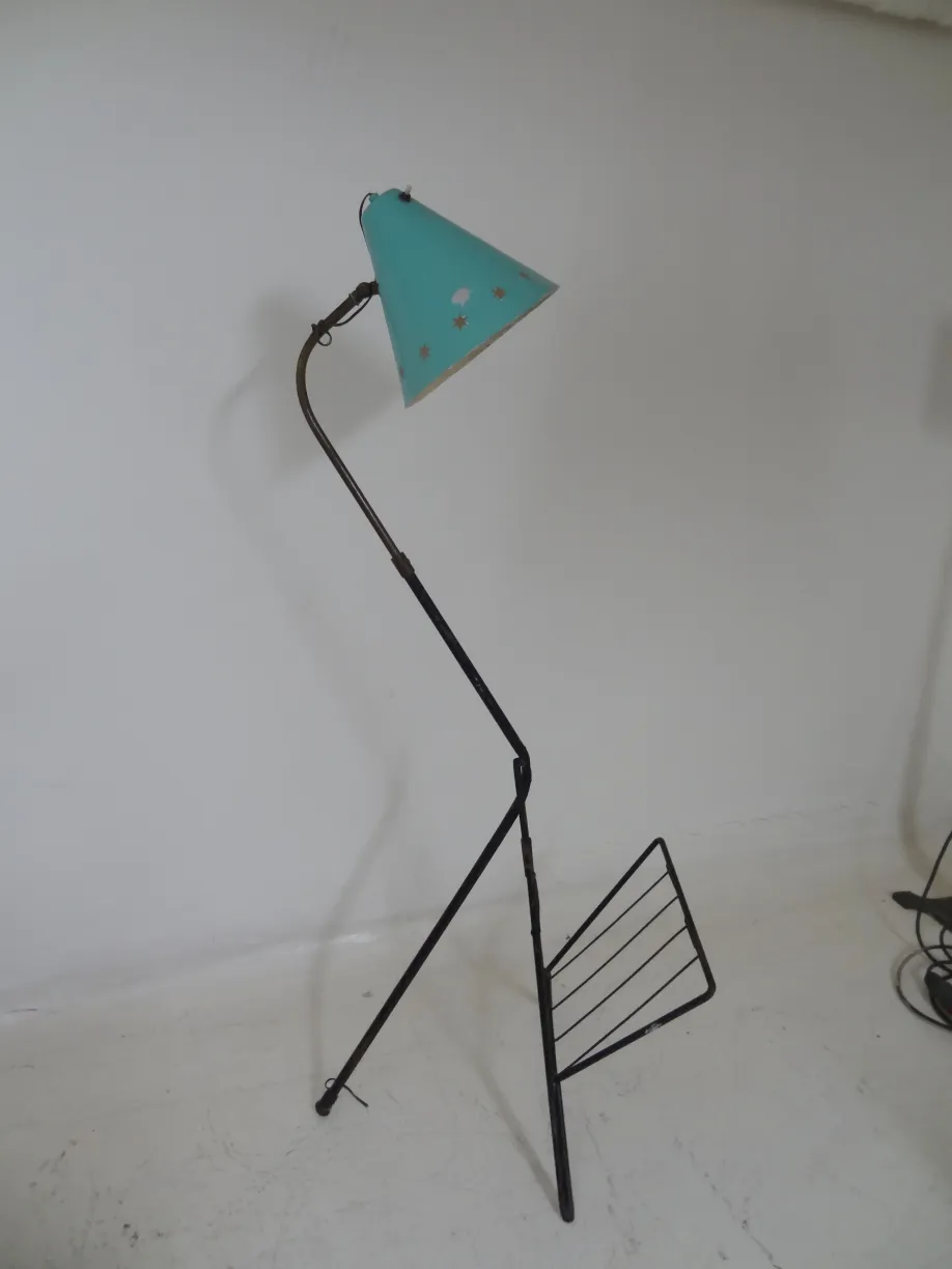 torchiere antique avec abat-jour bleu dans un environnement neutre