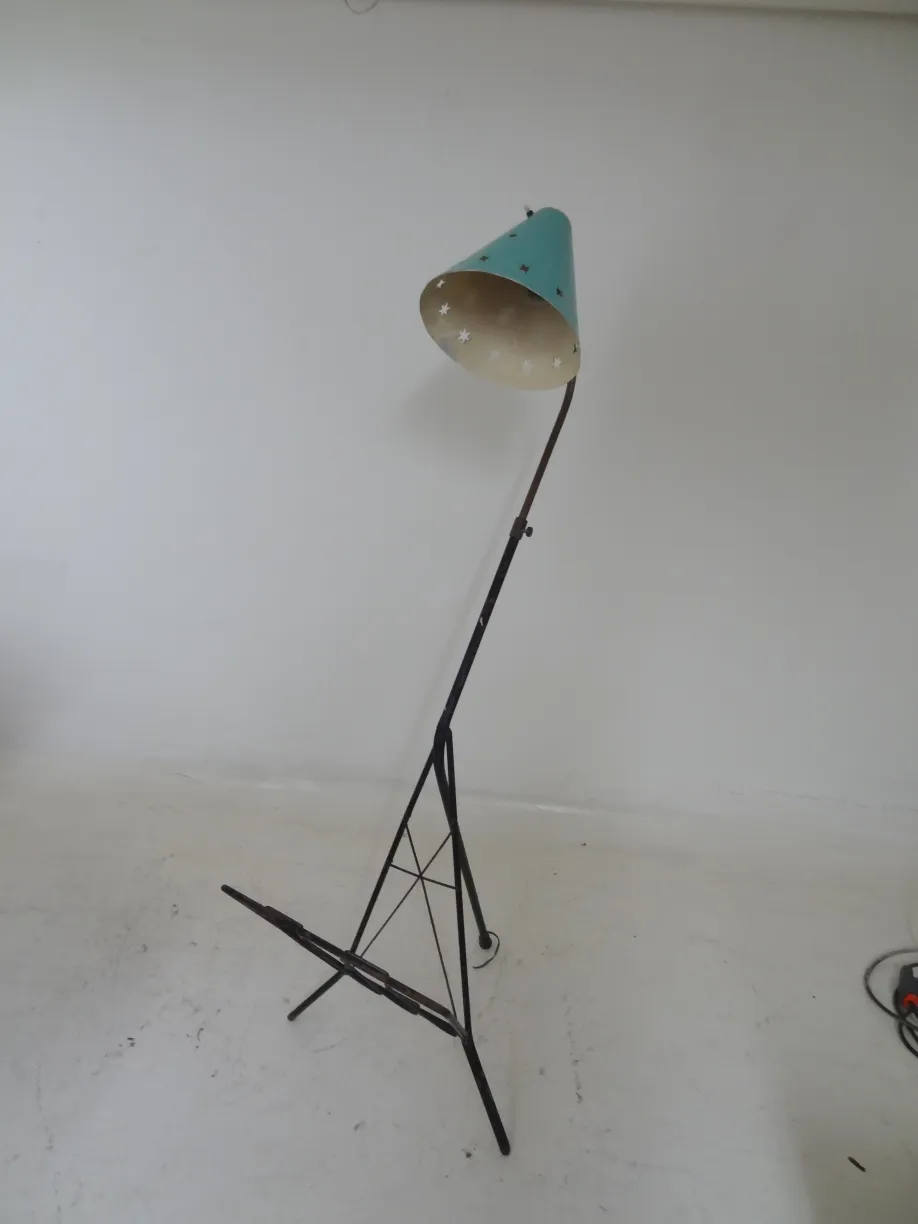 Torchiere ancienne avec abat-jour bleu et détails décoratifs