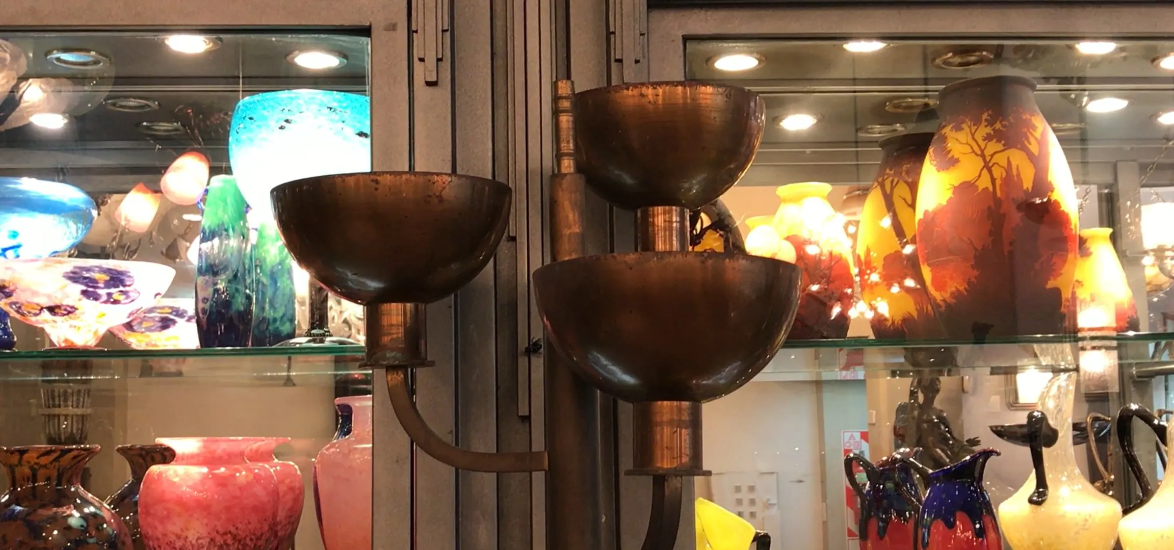 torchiere ancienne avec deux ampoules, arrière-plan avec objets décoratifs