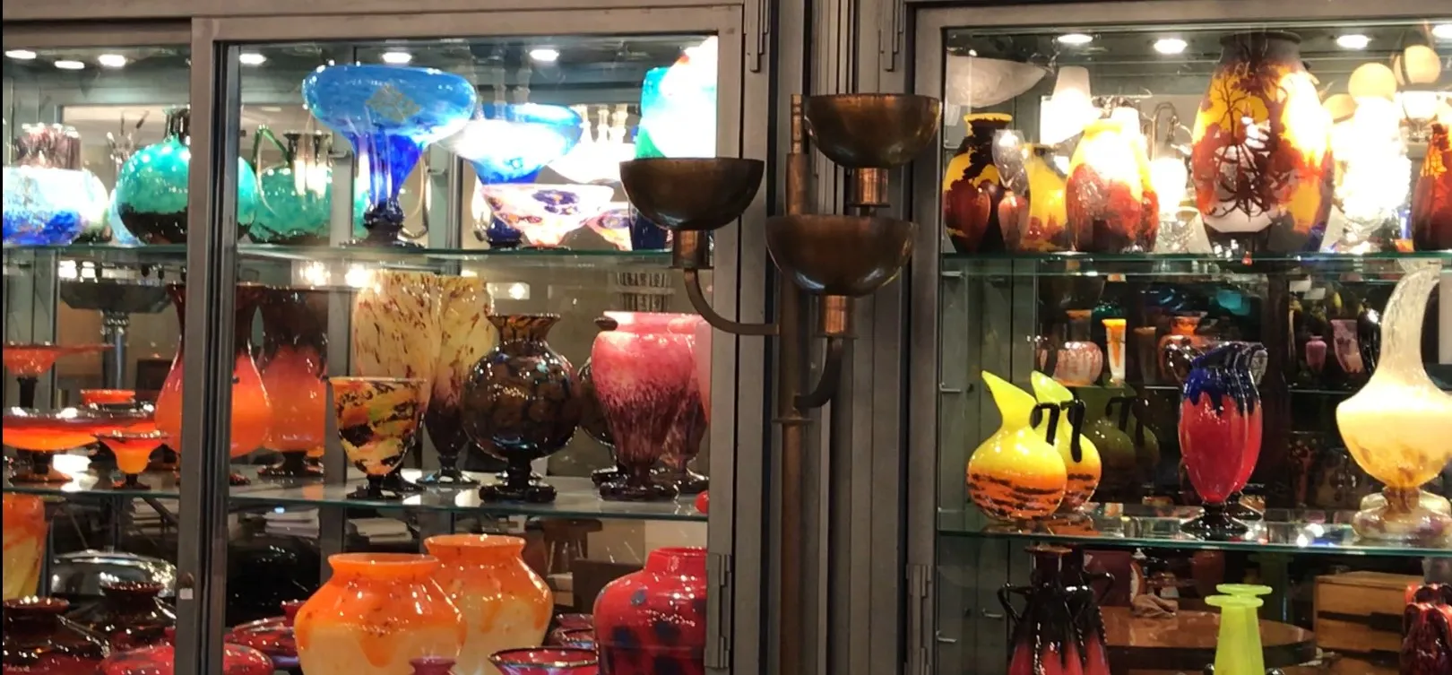 古典落地灯展示于五彩花瓶的玻璃柜中。