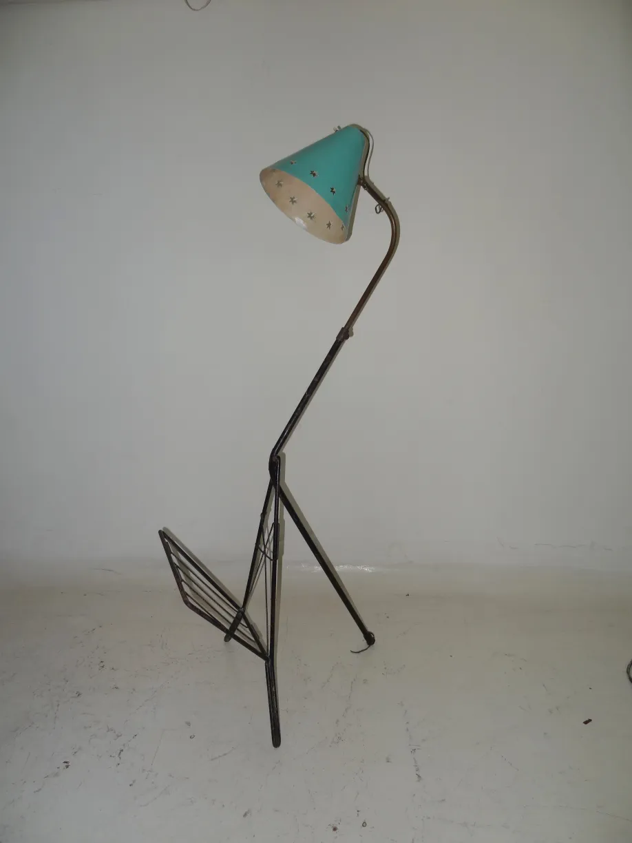 Lampada da terra antica con paralume blu a forma di cono e base in metallo