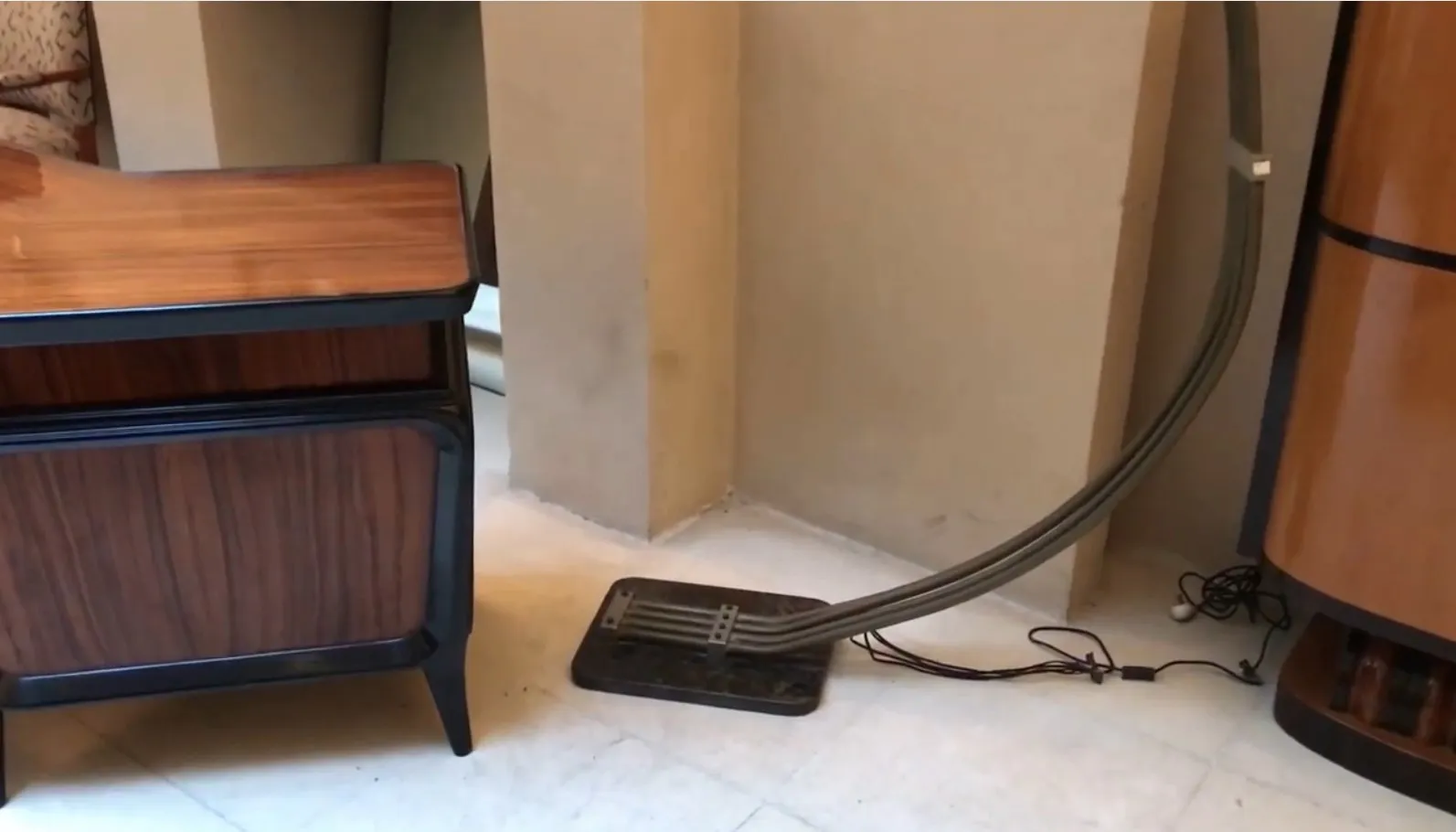 Antike Stehleuchte mit elegantem Design und sichtbarem Kabel an der Basis