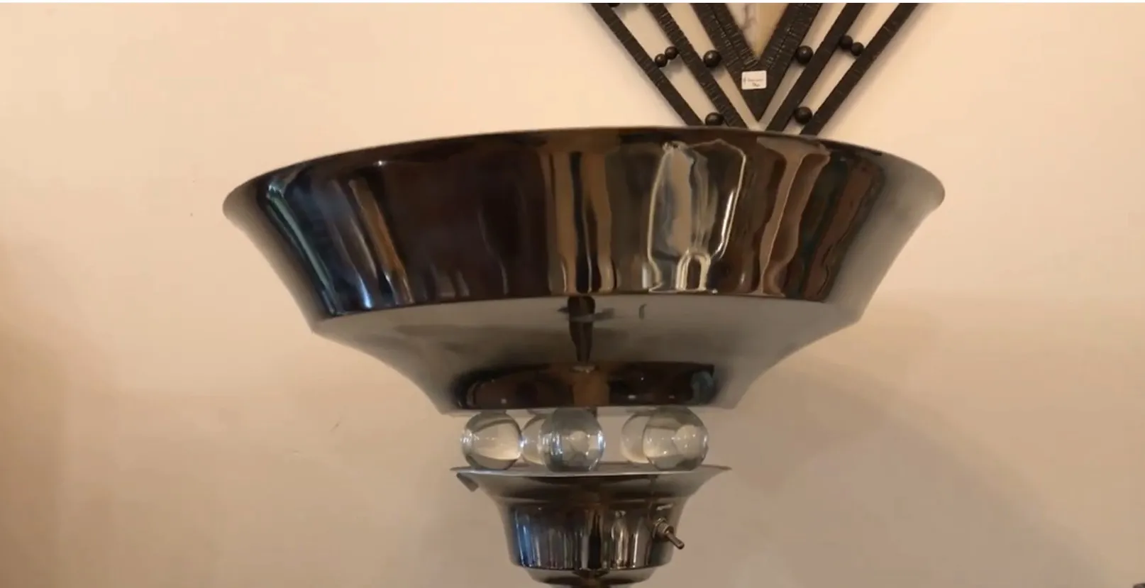 Lampada da terra antica con design elegante e luce morbida in un ambiente accogliente.