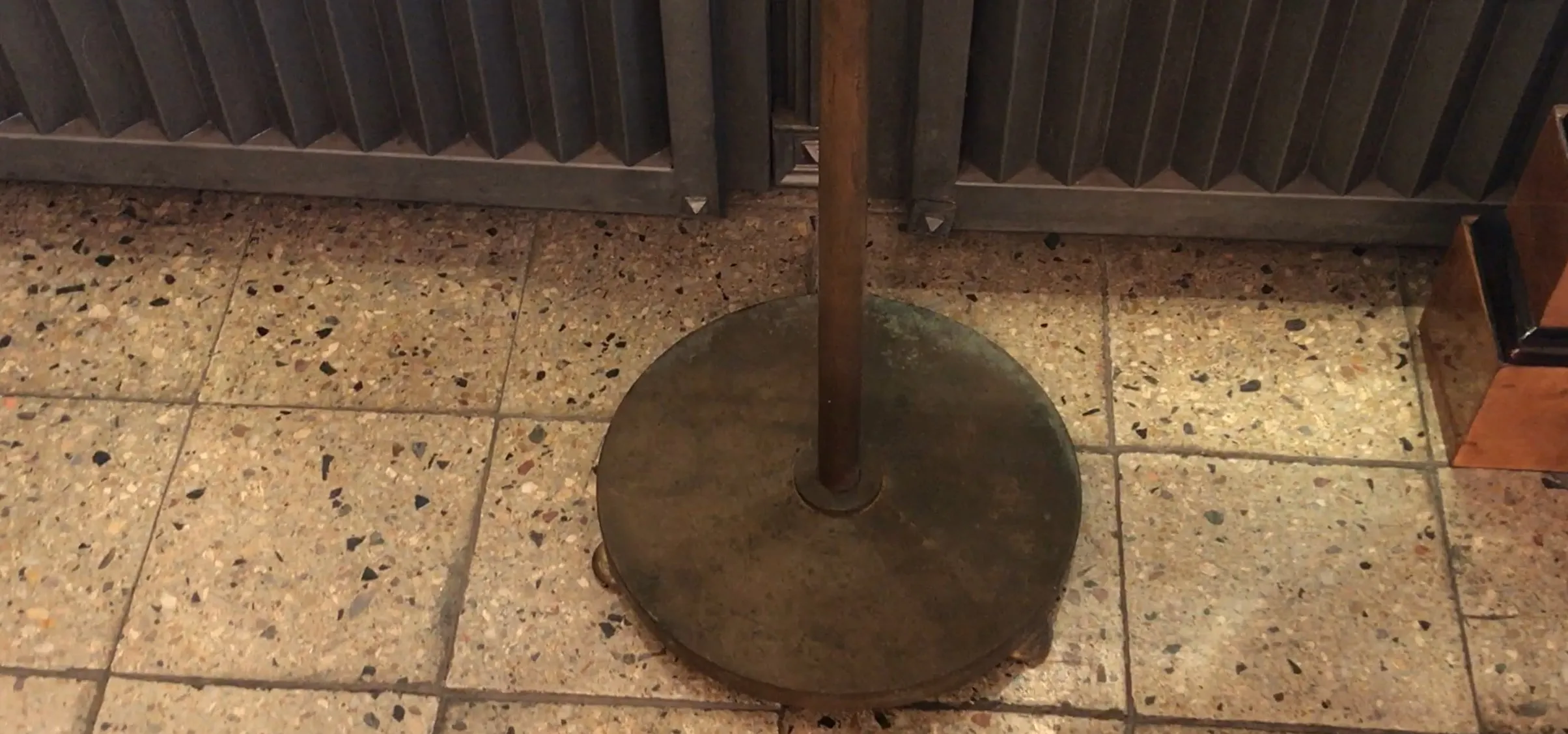 torchiere antique avec base ronde et structure en métal dans un cadre chaleureux