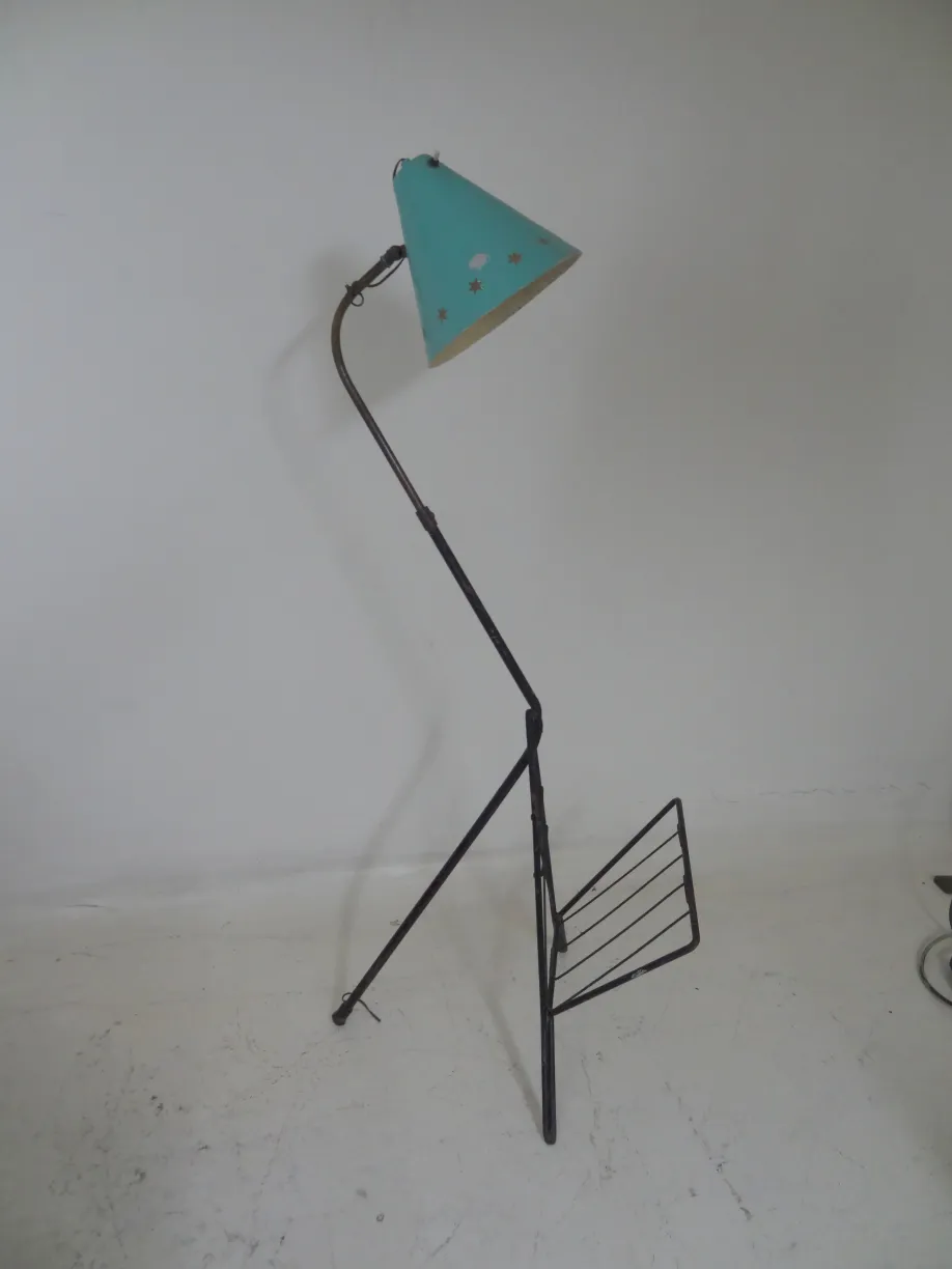 Lámpara de pie antigua con diseño en sombra azul y estrellas, decorativa y funcional.