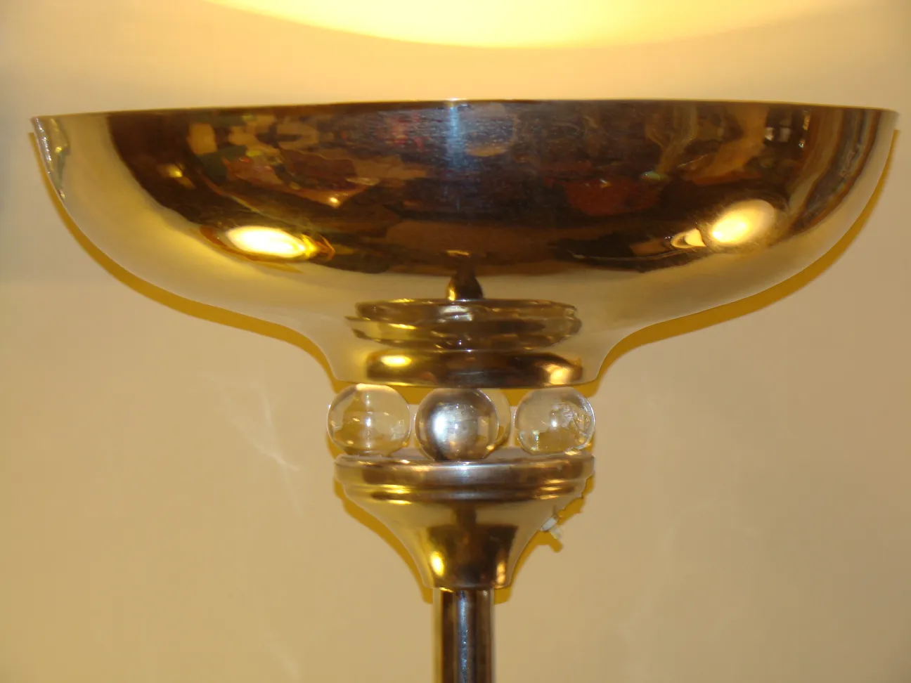 Lampada da terra antica con base decorativa e dettagli in cristallo in un'atmosfera accogliente e calda.