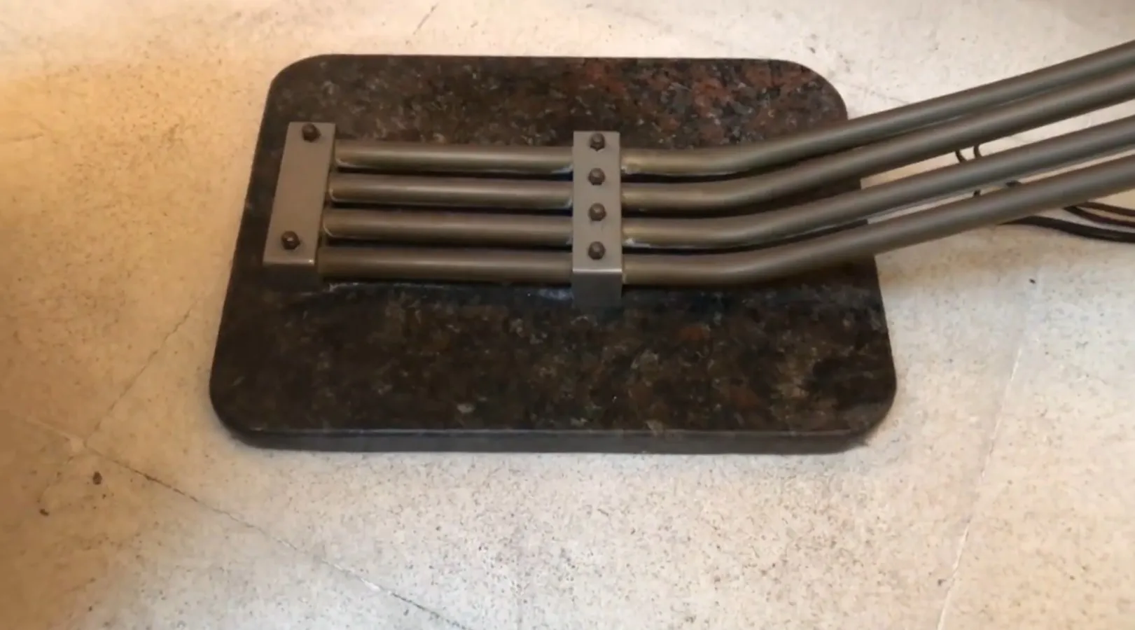 lampada da terra antica modulare, design elegante, base robusta, ambiente decorativo