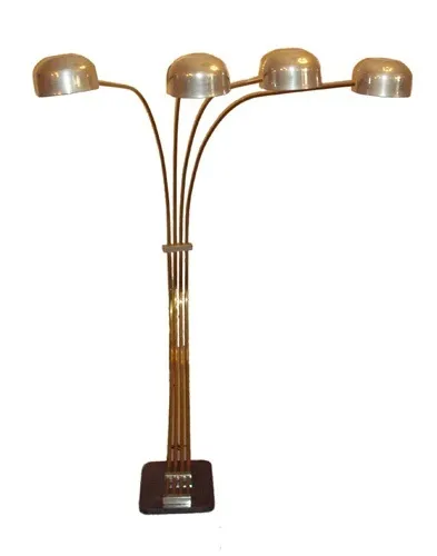 Luminária de pé antiga com quatro luzes em um ambiente acolhedor.