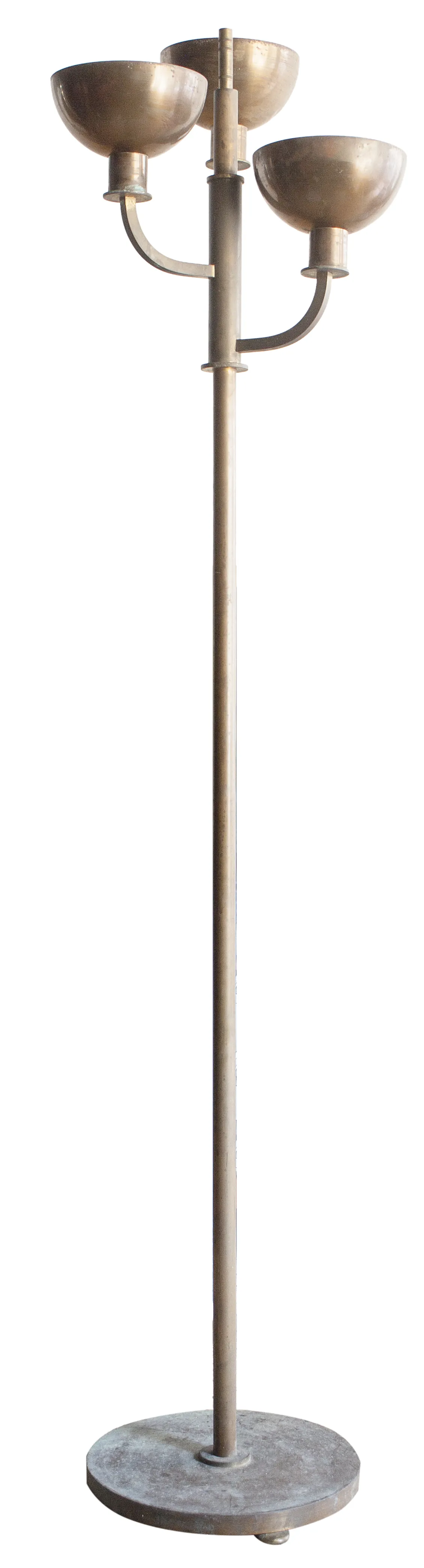 Luminária de pé antiga com três cúpulas em forma de tigela, design elegante.