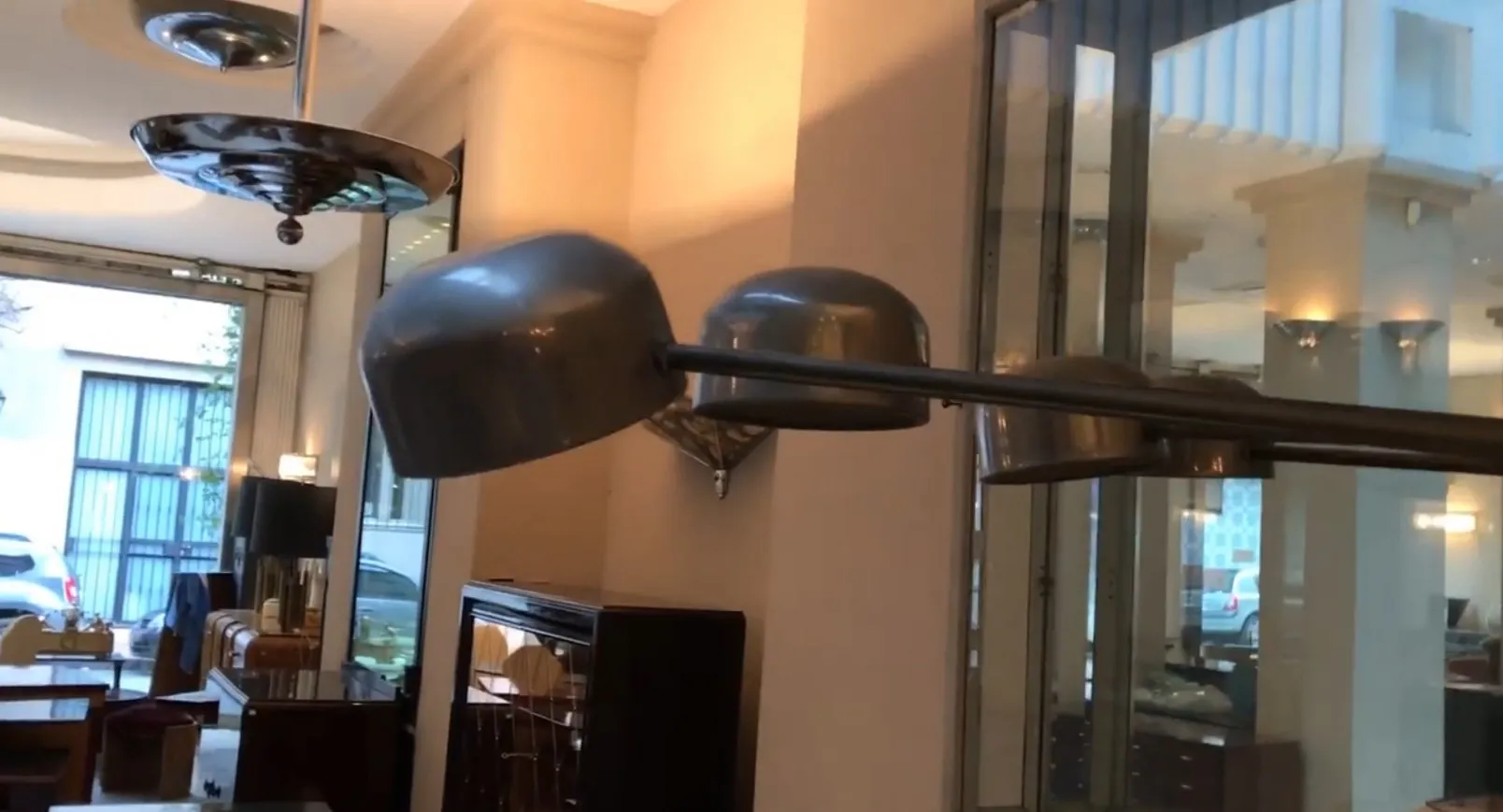 Lampada da terra antica con elegante finitura, situata in un ambiente accogliente.