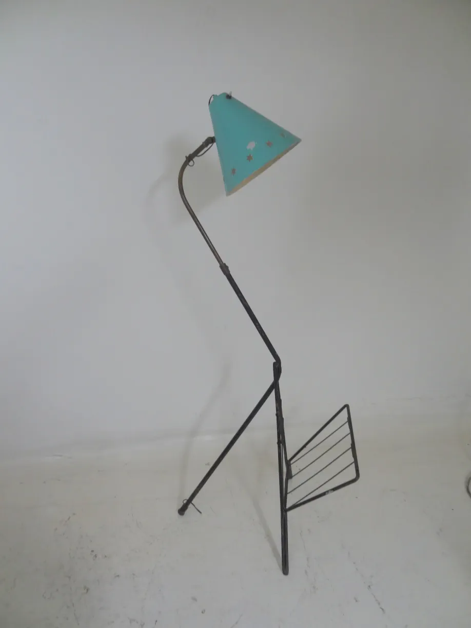 Ancienne torchiere avec abat-jour bleu et cadre noir, parfaite pour des espaces rétro.