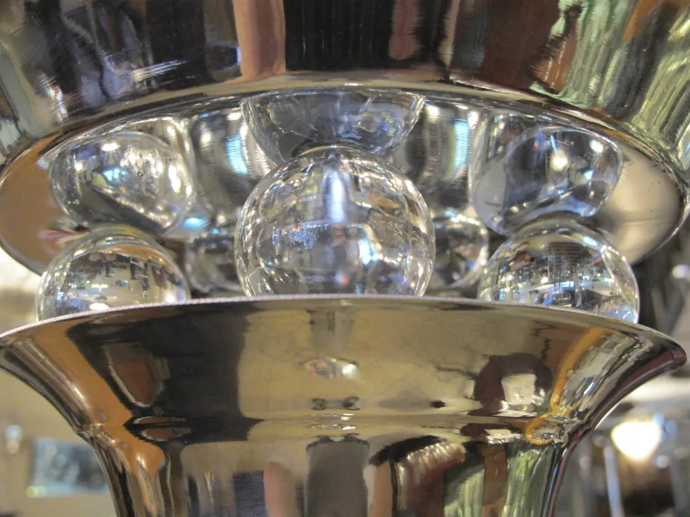 Lampara de pie antigua con bolas de vidrio brillante en un ambiente elegante.