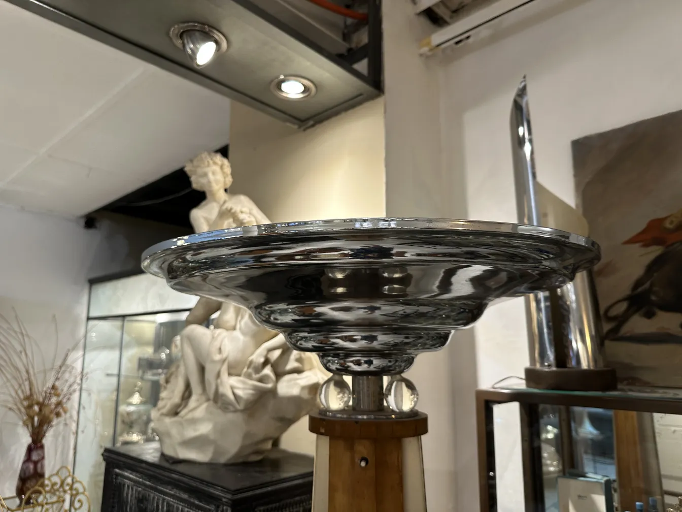 Alte Stehlampe mit elegantem Sockel und markantem Design in der dekorativen Umgebung des Raumes.