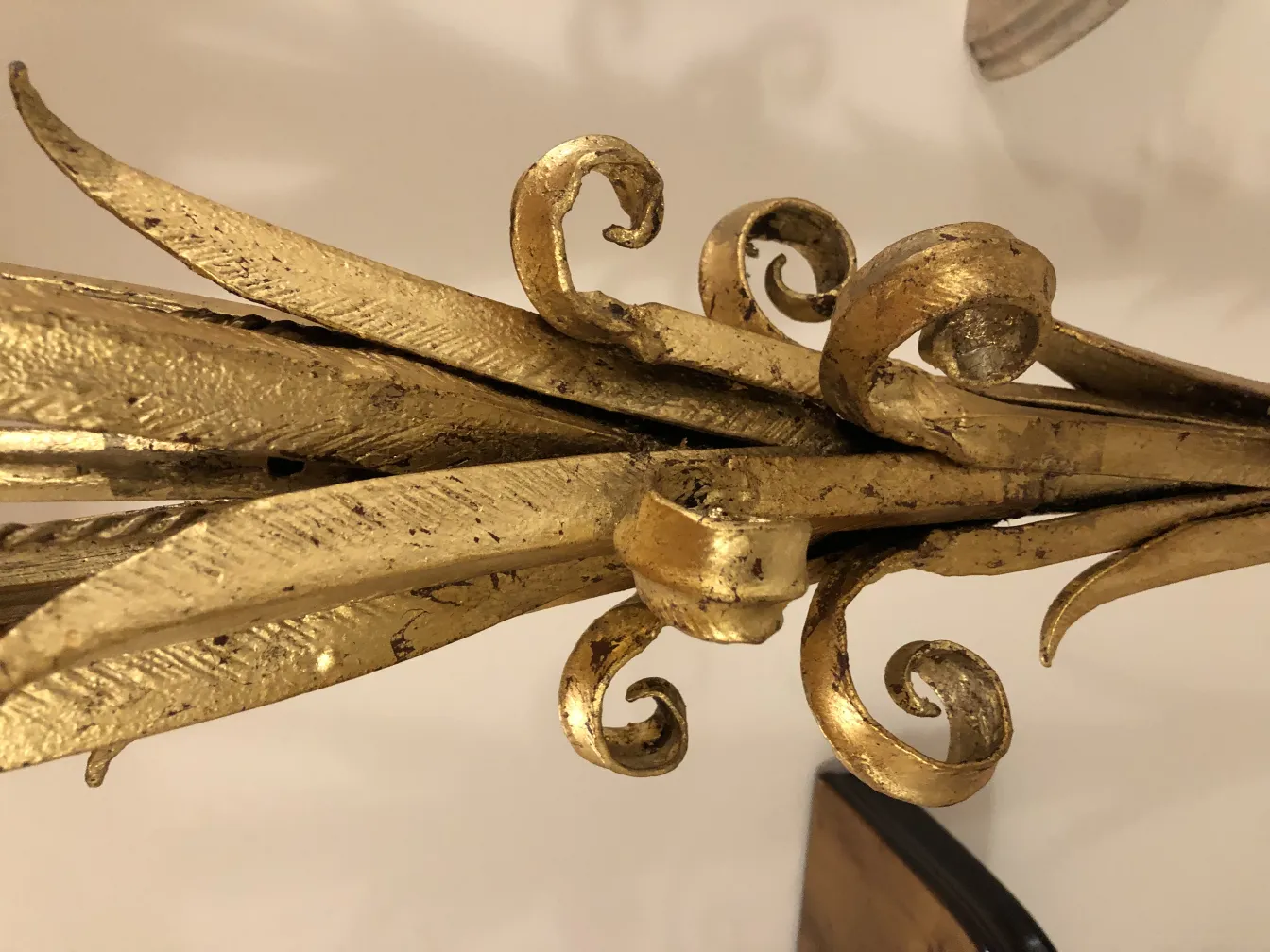 Antike Stehleuchte mit goldenen Elementen und geschwungenem Design.