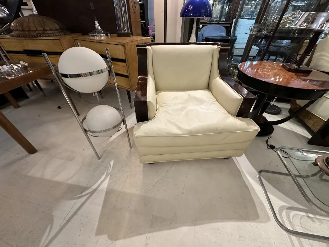 antike stehleuchte mit elegantem design neben einem Sessel