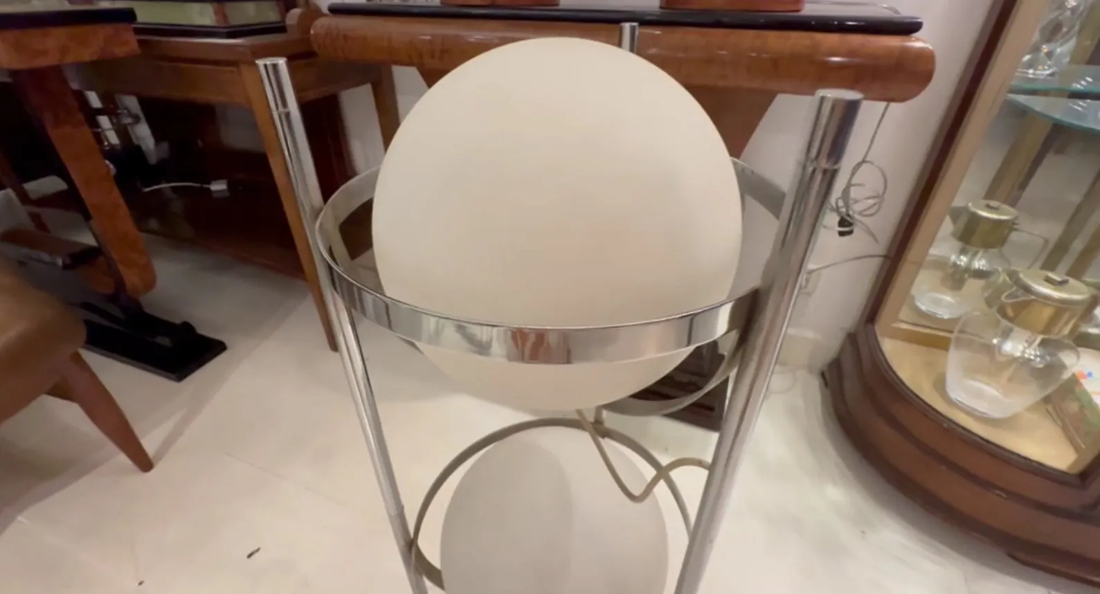 Lampada da terra antica con design del balcone e luce diffusa, circondata da mobili eleganti.