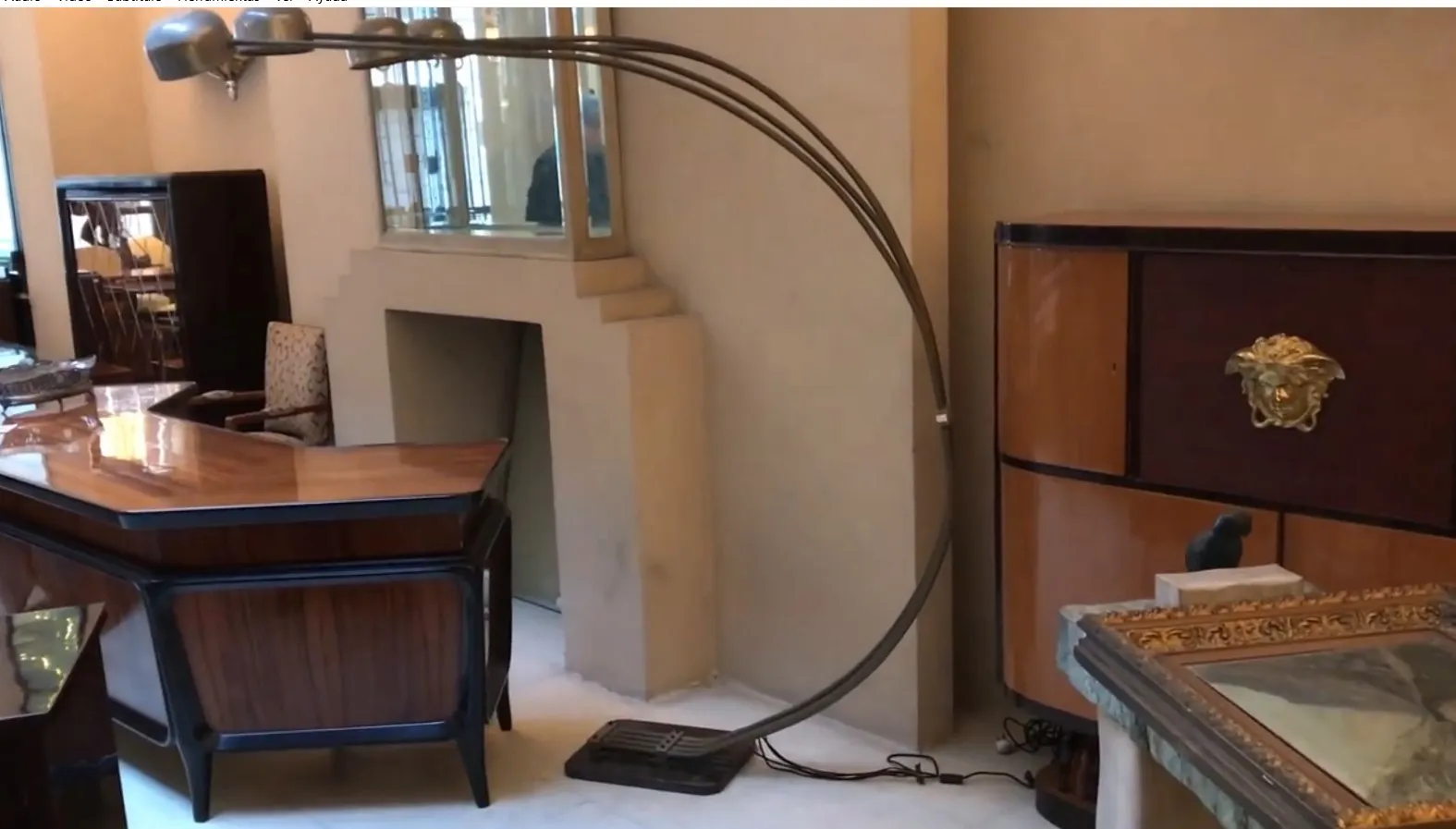 Lampada da terra antica con base stabile e design moderno nell'ambiente.